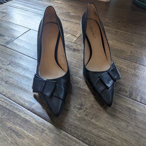 Nine West black leather pumps with now